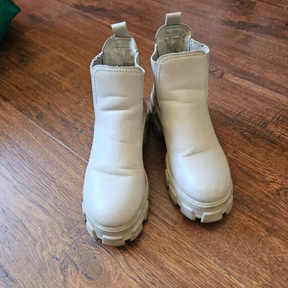 Circus by Sam Edelman Darielle Chelsea Boots with Lug Sole - Picture 3 of 9